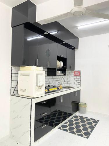Kitchen, ROOMSTAY KOME Merapoh in Kampong Batu