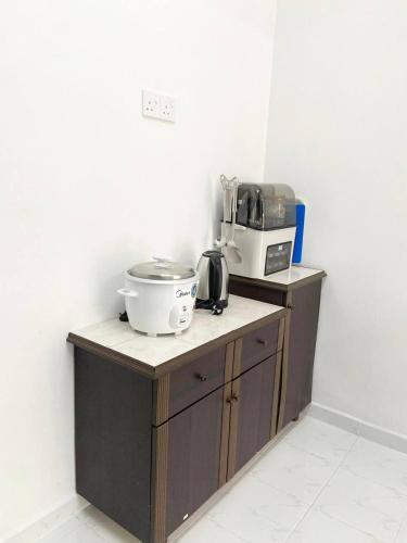Kitchen, ROOMSTAY KOME Merapoh in Kampong Batu