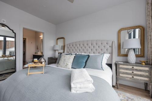 Elegant Corner Penthouse with Private Balcony, Skyline Views, Pool, and Gym thumb 3