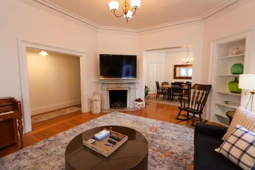 Over-sized 2levels, 3b-2ba, Victorian, Patio, Pkg in Brookline, Vereinigte Staaten von Amerika