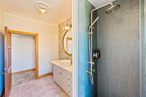 Five-Bedroom House image 3