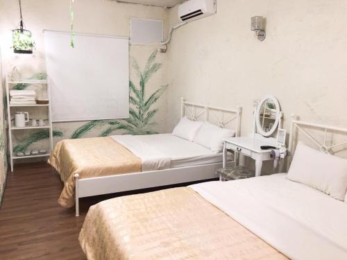 Standard Quadruple Room image 2