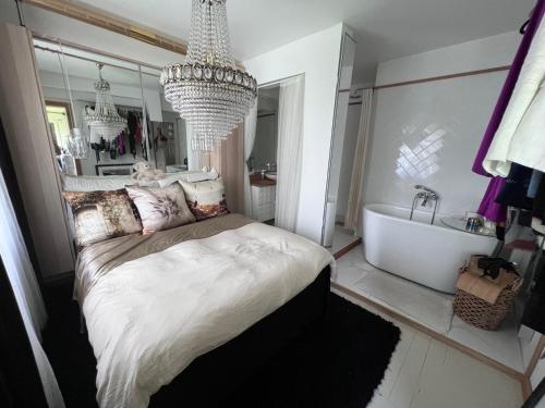 Et steinkast unna tog og ferje terminal, 3 soverom 2 bad Et steinkast unna tog og ferje terminal, 3 soverom 2 bad