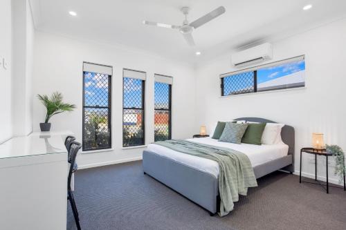 Trinity Beach 4BR Modern Getaway with Spa, Dog Friendly