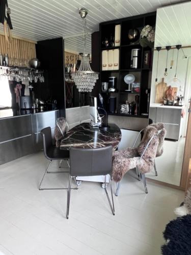 Et steinkast unna tog og ferje terminal, 3 soverom 2 bad Et steinkast unna tog og ferje terminal, 3 soverom 2 bad