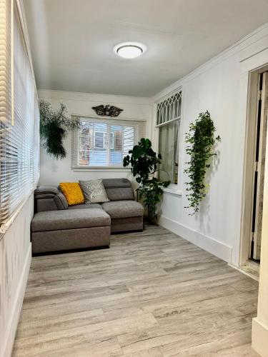 Seattle Home with 2 bedrooms a King bed Queen bed and an Extra Sofa Bed Located 10 minutes from SeaTac Airport and 20 minutes from Downtown Seattle Home with 2 bedrooms a King bed Queen bed and an Extra Sofa Bed Located 10 minutes from SeaTac Airport and 20 minutes from Downtown