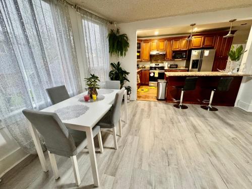 Seattle Home with 2 bedrooms a King bed Queen bed and an Extra Sofa Bed Located 10 minutes from SeaTac Airport and 20 minutes from Downtown Seattle Home with 2 bedrooms a King bed Queen bed and an Extra Sofa Bed Located 10 minutes from SeaTac Airport and 20 minutes from Downtown