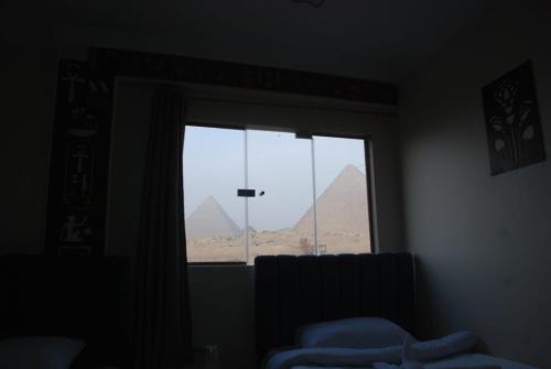Room with view of the pyramids - image 9