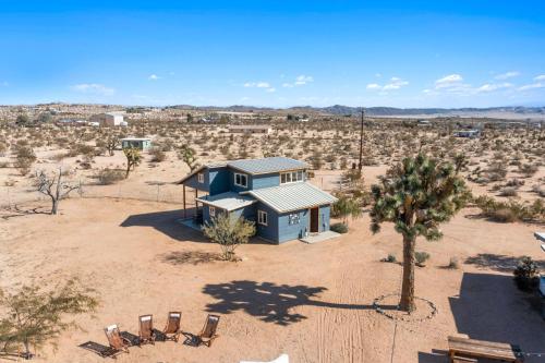 2 Homes, Hot Tub, Firepit, BBQ, Games by MariamsBnb, Joshua Tree