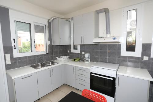 Kitchen, Ammoudia Residence in Ammoudia