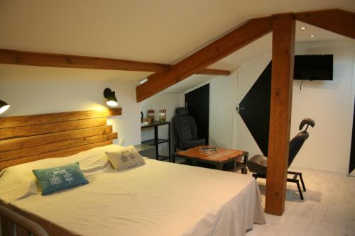 2 queen beds, 2 twin beds