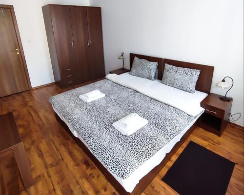 1 queen bed, 1 sofa bed