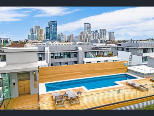 Tranquil 2BD, Pool, Gym & Unbeatable Location