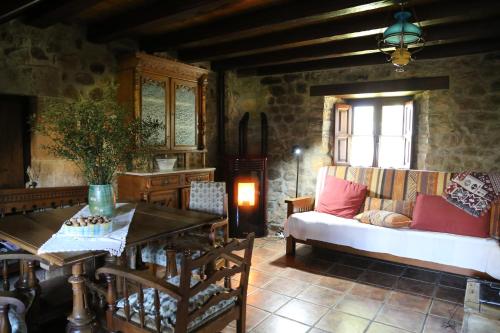 Apartamentos Rurales La Casa Vieja De Silio in Arenas De Iguna