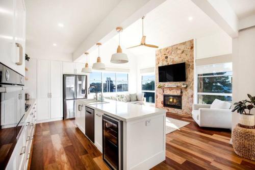 LegaSea Lodge - Pet Friendly Beachfront Plunge Pool in Shellharbour