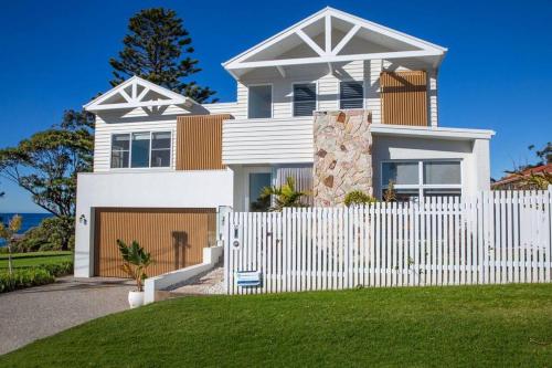 LegaSea Lodge - Pet Friendly Beachfront Plunge Pool in Shellharbour