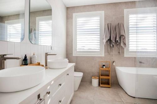 LegaSea Lodge - Pet Friendly Beachfront Plunge Pool in Shellharbour