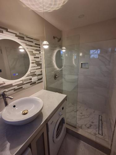 ฝักบัว, Aurum at Gaskin in คราวน์ พอยต์