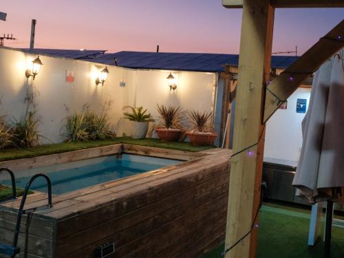 צימר פלטינום - צימר עם בריכה וג'קוזי פרטיים בערד in อาราด