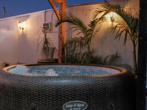 צימר פלטינום - צימר עם בריכה וג'קוזי פרטיים בערד in อาราด