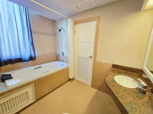 room detail thumbnail 2