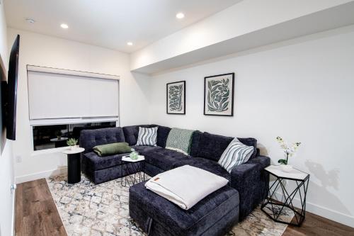 New Modern 2BR 3BA Apt in Central LA Rooftop & Free Parking in Los Angeles, USA