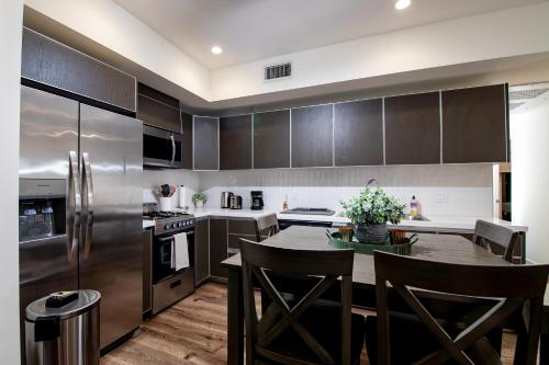 New Modern 2BR 3BA Apt in Central LA Rooftop & Free Parking in Los Angeles, USA