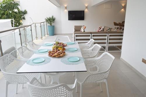 Olymp Luxury House - Ultra Luxury Beachfront Villa with Rooftop Lounge - image 3