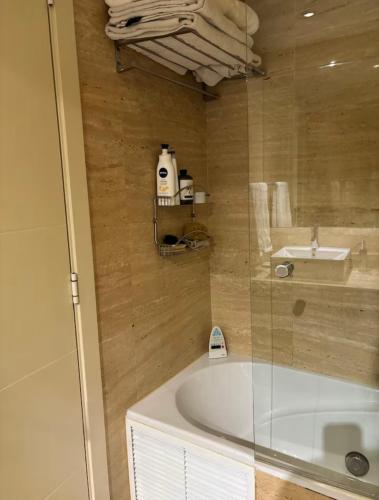 Habitación con baño privado, Madrid (Foto 9)