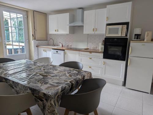 virtuve, Maison de bourg avec jardin in Valdivienne