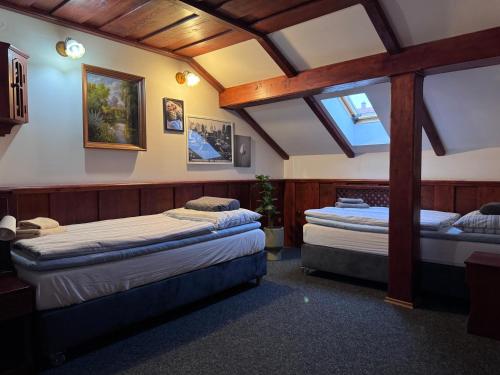 2 twin beds