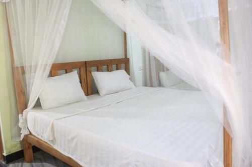 1 king bed, 1 twin bed
