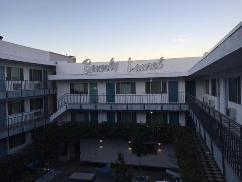 Beverly Laurel Motor Hotel - image 2