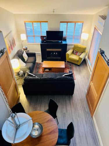 Tyndalstone Lodge 3 Bedroom in the Heart of Village North Whistler - Apartment - Whistler Blackcomb