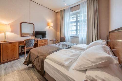 Standard Twin Room image 10