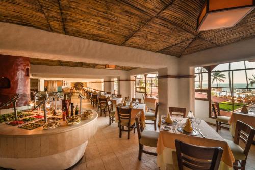Restaurant, Crown Paradise Golden All Inclusive Adults Only in Puerto Vallarta