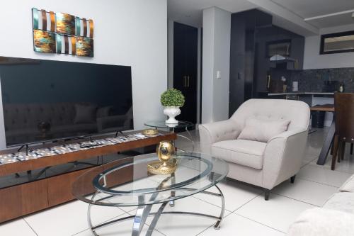 Stylish and Modern Oasis - image 4