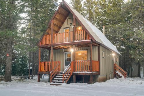 Family Cabin with Fire Pit - 25 Miles to Yellowstone in Island Park, USA