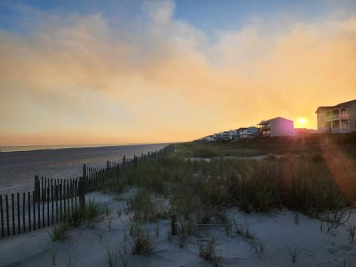 Family & Pet Friendly Beach Home-Private Beach Access, Holden Beach