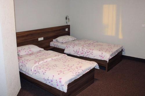 2 twin beds
