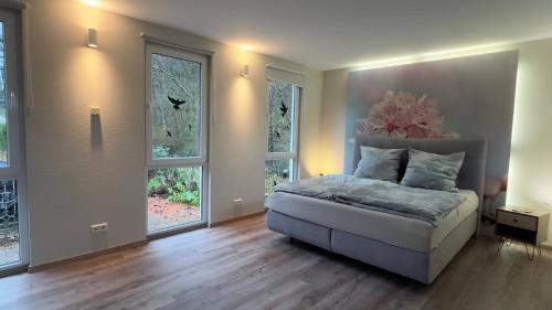 Garden, Klimaanlage, 5 Sterne Bahnhoftraum, 200qm Appartement "Waldzauber", 1200qm Garten, QR Code scannen f in Braunfels