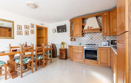 кухня, Cozy Home In Comano With Wifi in Комано