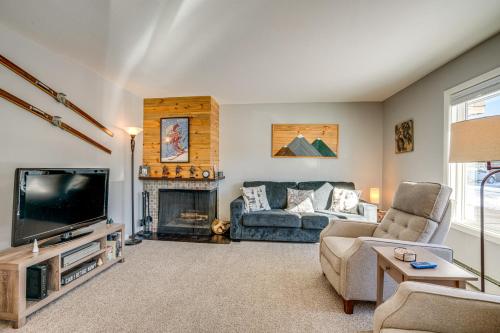 7 Mi to Ski Resort Dillon Condo with Mtn Views in Dillon, USA