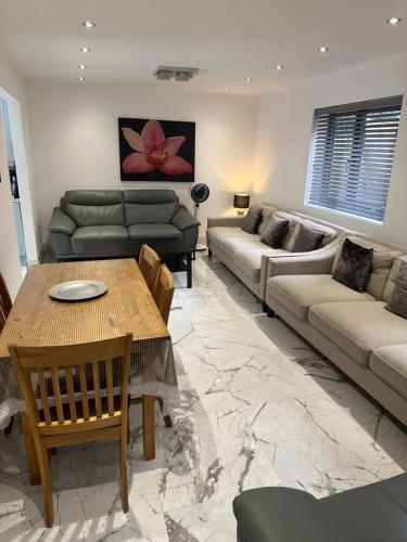 Modern House Apartment Stratford E15 London - Sleeps 2 - 9, Fast Links to Central London, Near O2, Greenwich & Olympic Park, Child-Friendly Garden, Free Parking, Free WiFi, Londyn (zdjęcie 7)