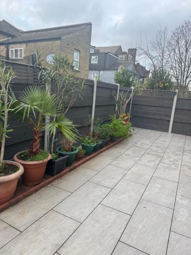 Modern House Apartment Stratford E15 London - Sleeps 2 - 9, Fast Links to Central London, Near O2, Greenwich & Olympic Park, Child-Friendly Garden, Free Parking, Free WiFi, Londyn (zdjęcie 8)