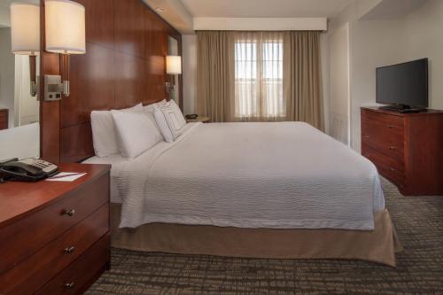 1 king bed, 1 sofa bed
