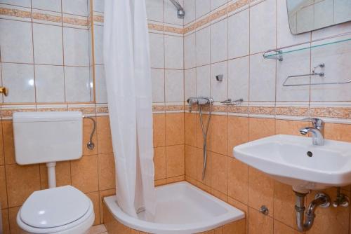 One-Bedroom Apartment - Ground Floor image 4