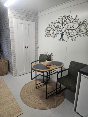 Moun Bolton Cabin 'Chester' in Mooncoin Village