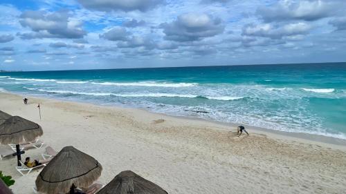 Cancun beach by Brisas 2, Канкун