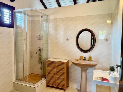 Pancuran, La maison Durivage vue mer proche plage et centre Sainte Anne in Sainte Anne